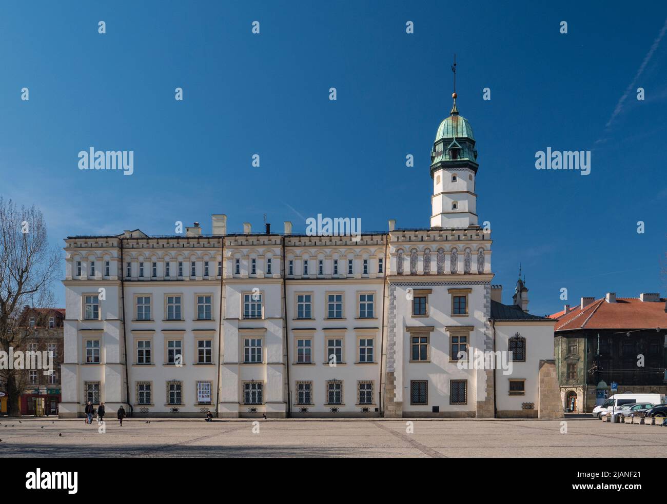 Ratusz na Placu Wolnica na krakowskim Kazimierzu. City Hall on Plac Wolnica in Krakow's Kazimierz district. Stock Photo