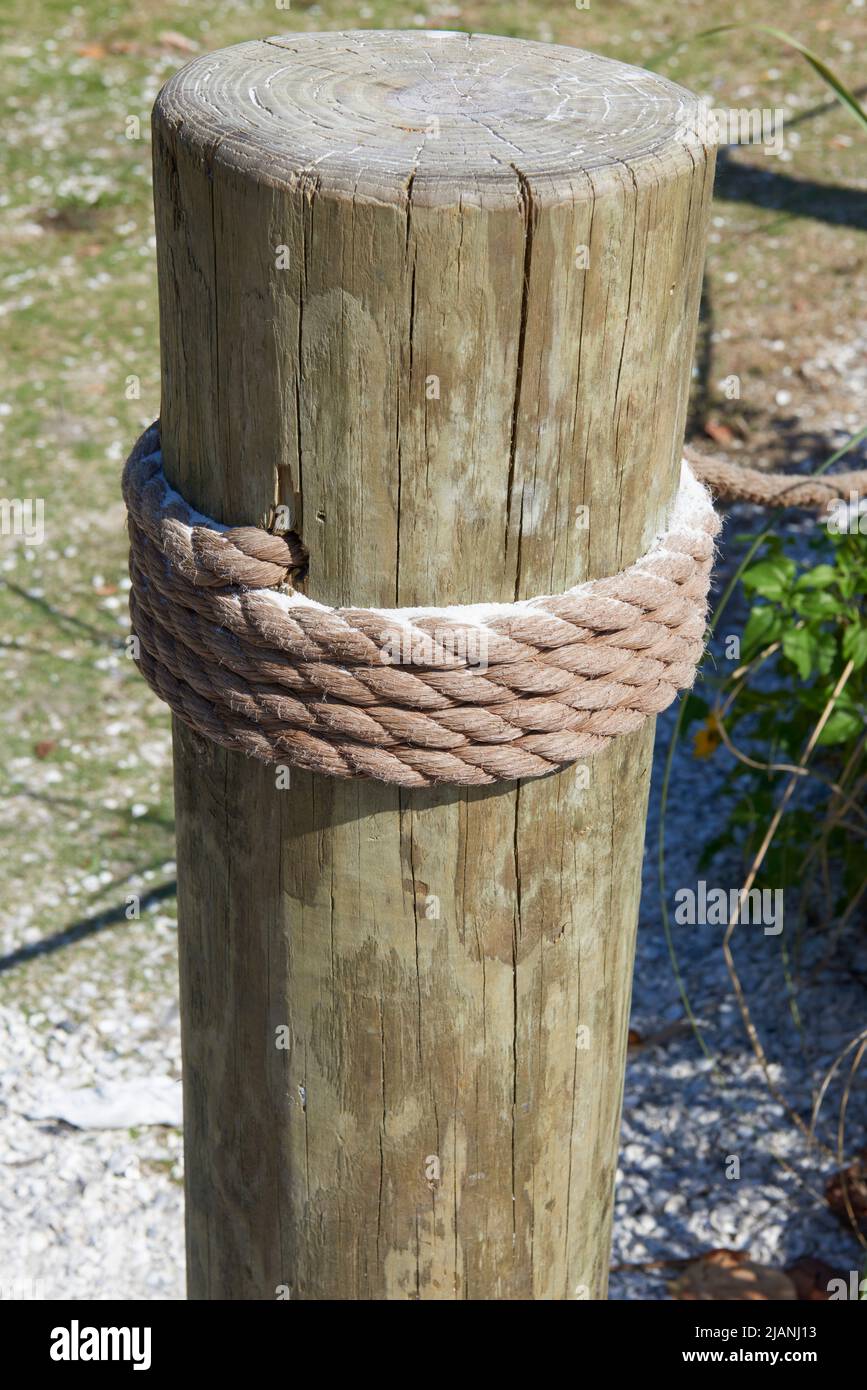 wharfdock post and rope Stock Photo Alamy