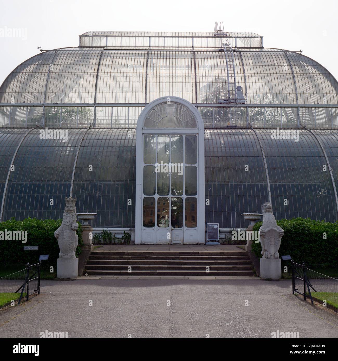 Richmond, Greater London, England, May 18 2022: Royal Botanic Gardens Kew. Entrance to the Palm House with steps and two statues. Stock Photo