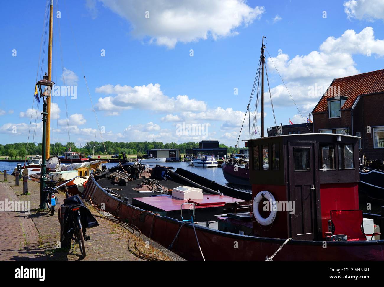Pituresque picture of the old port of Spakenburg. Old fishing boats, bicycles, a lamppost. Everything typically Dutch Stock Photo