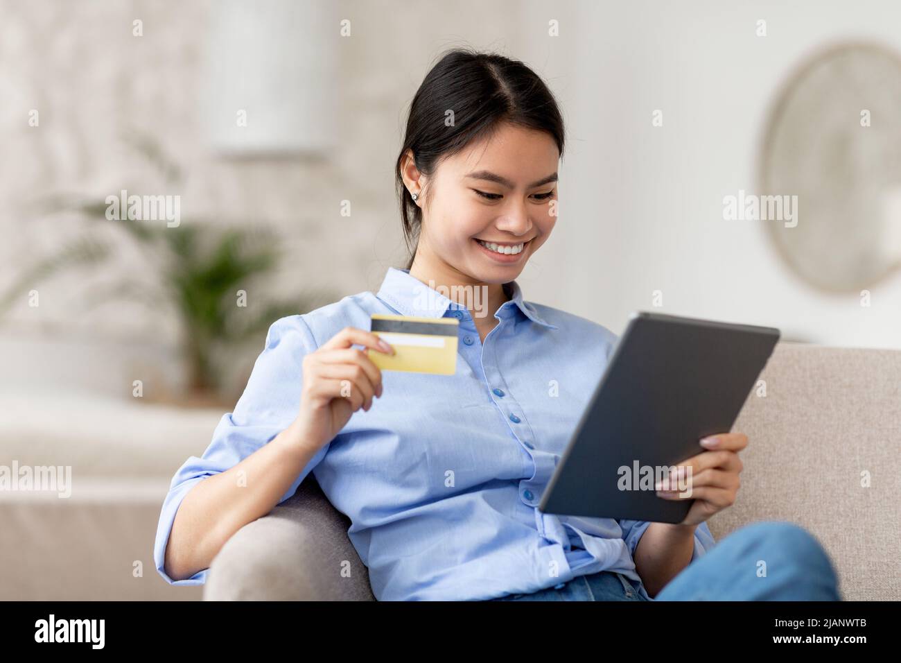 Japanese woman smiling using tablet hi-res stock photography and images ...