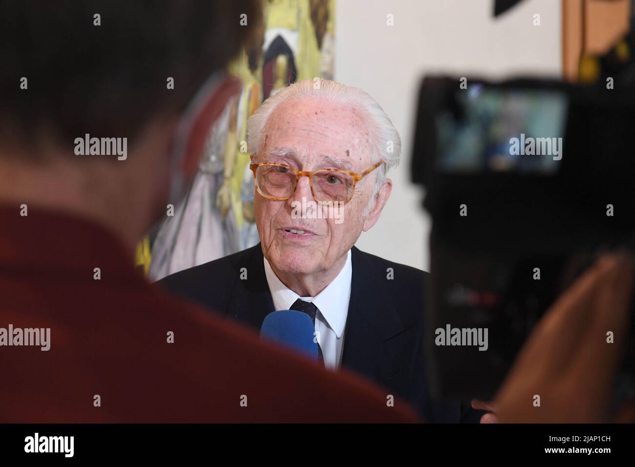Munich, Germany. 31st May, 2022. Duke Franz of Bavaria gives an interview before the awarding of the Romano Guardini Prize. The 88-year-old head of the House of Wittelsbach, Duke Franz of Bavaria, receives the 10,000-euro award for his lifelong commitment to areas of culture and science at the Catholic Academy of Bavaria. Credit: Felix Hörhager/dpa/Alamy Live News Stock Photo