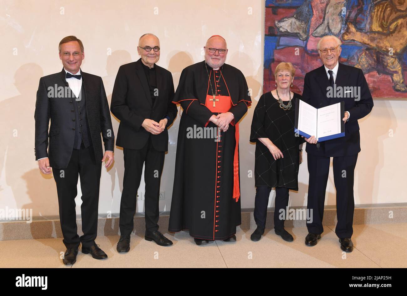 31 May 2022, Bavaria, Munich: Achim Budde (l-r), director of the 'Catholic Academy in Bavaria,' theologian, priest and art expert Friedhelm Mennekes, Cardinal Reinhard Marx, art historian Carla Schulz-Hoffmann and Duke Franz of Bavaria stand together at the presentation of the Romano-Guardini Prize to Duke Franz of Bavaria at the Catholic Academy of Bavaria. The 88-year-old head of the House of Wittelsbach, Duke Franz of Bavaria, receives the 10,000-euro award for his lifelong commitment to areas of culture and science at the Catholic Academy of Bavaria. Photo: Felix Hörhager/dpa Stock Photo