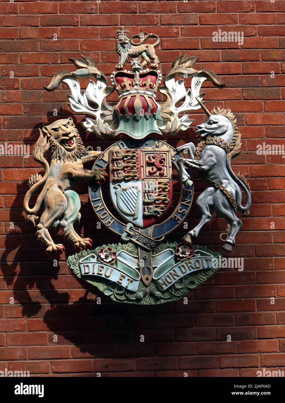 Dieu Et Mon Droit crest at Warrington Law Courts centre, Legh St, Warrington, Cheshire, England, UK, WA1 1UR Stock Photo