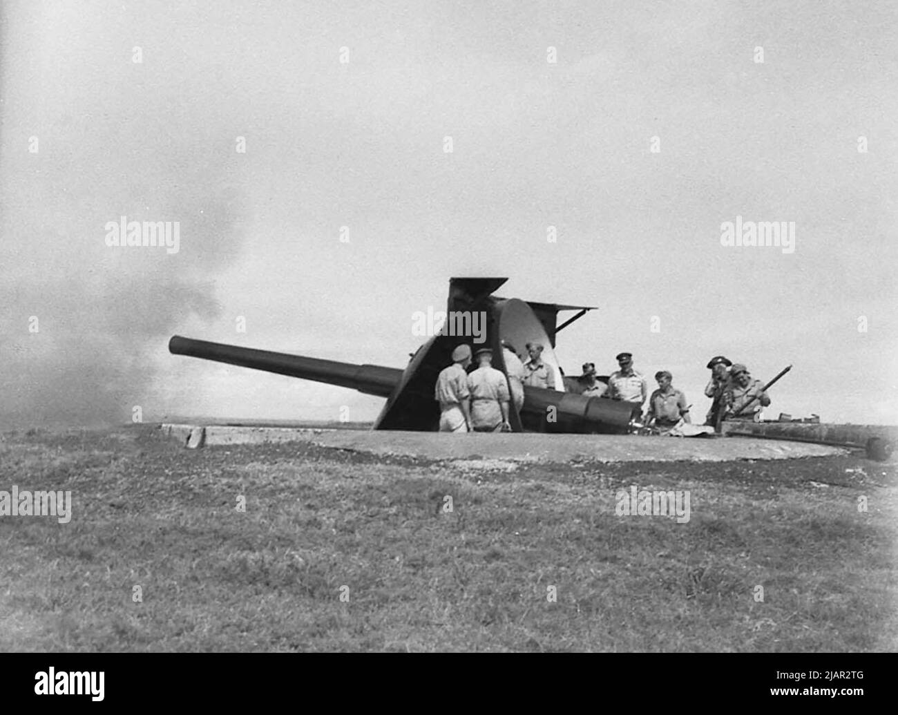 Firing large artillery guns hires stock photography and images Alamy