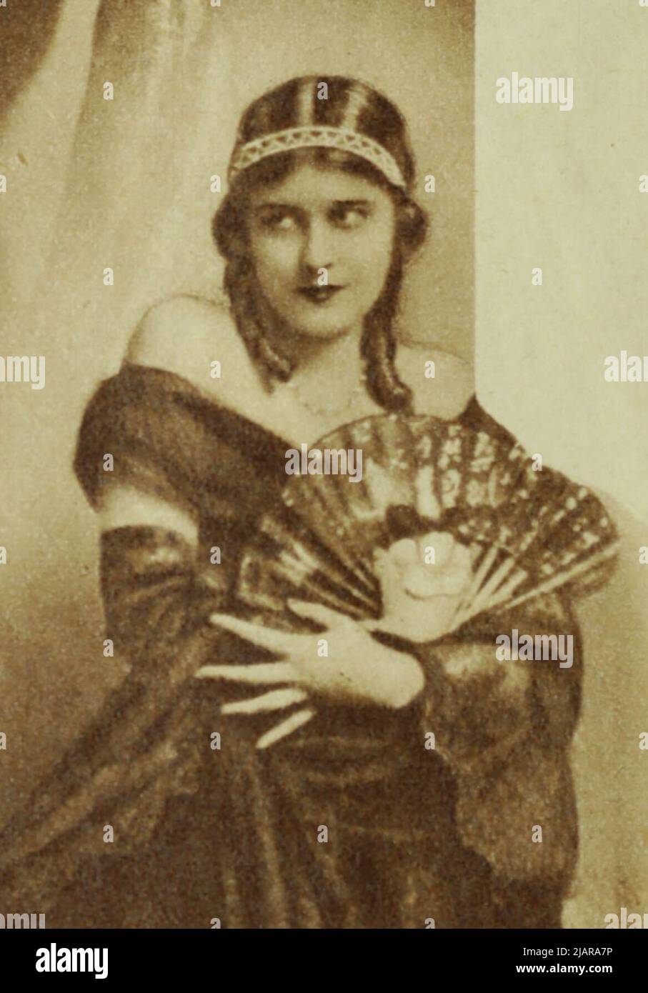 Australian-born actress Elsie Mackay as the feminine lead in Deburau ca