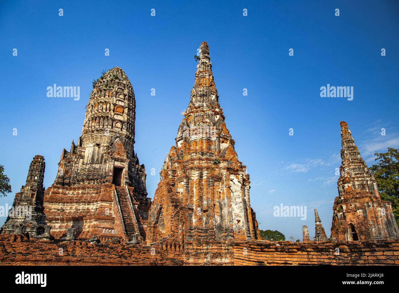 wat-chaiwatthanaram-famous-ruin-temple-near-the-chao-phraya-river-in