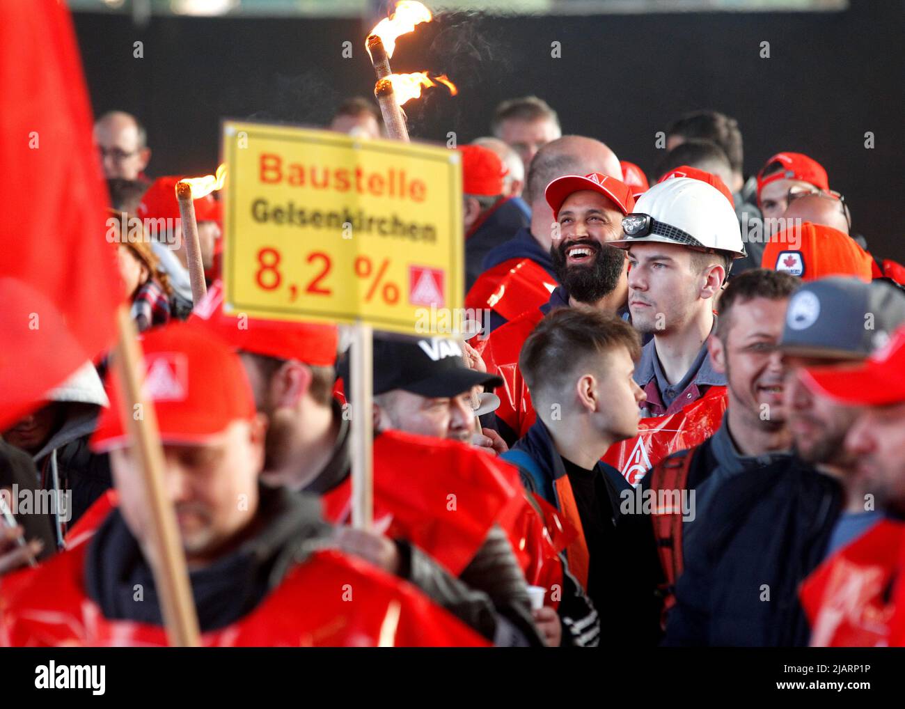 Gelsenkirchen, Germany. 01st June, 2022. In the first warning strikes in the wage dispute in the northwestern German steel industry, thyssenkrupp Electrical Steel workers take part with a sign reading 'Baustelle 82, Prozent'. Credit: Roland Weihrauch/dpa/Alamy Live News Stock Photo