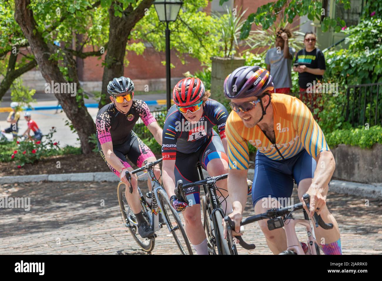 Men’s Category 3 bicycle race at the 2022 Snake alley Criterium in ...
