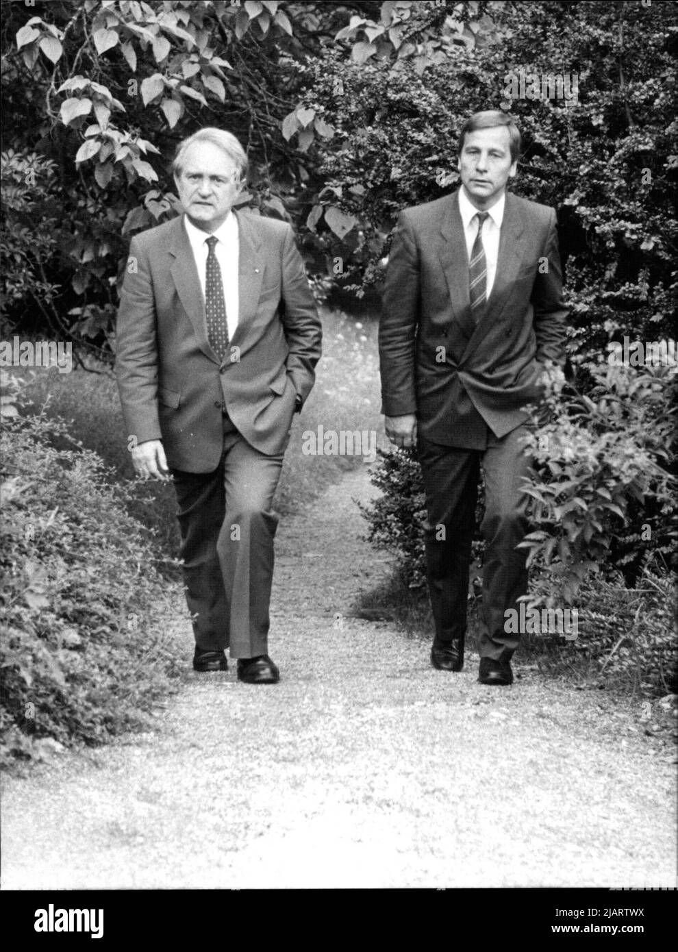 Die Abbildung zeigt den SPD-Kanzlerkandidat Johannes Rau (links) mit seinem Wahlkampfleiter Wolfgang Clement im Jahr 1986. Stock Photo