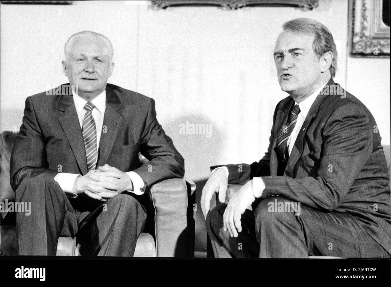Die Abbildung zeigt den SPD-Kanzlerkandidat und Ministerpräsident von NRW, Johannes Rau (rechts) mit Günter Mittag in Bonn im Jahr 1986. Stock Photo