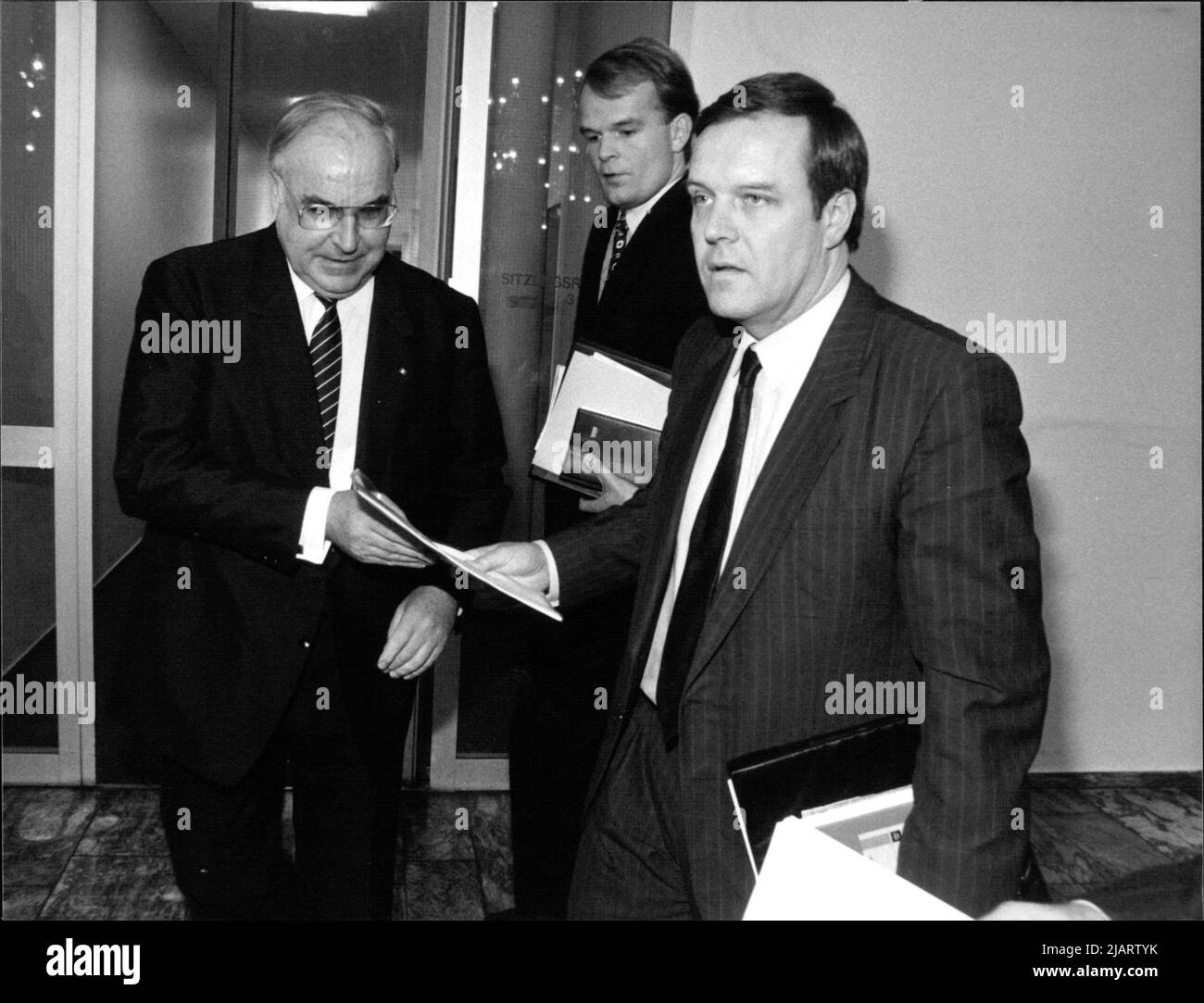 das-foto-zeigt-bundeskanzler-helmut-kohl-l-cdu-sprecher-andreas