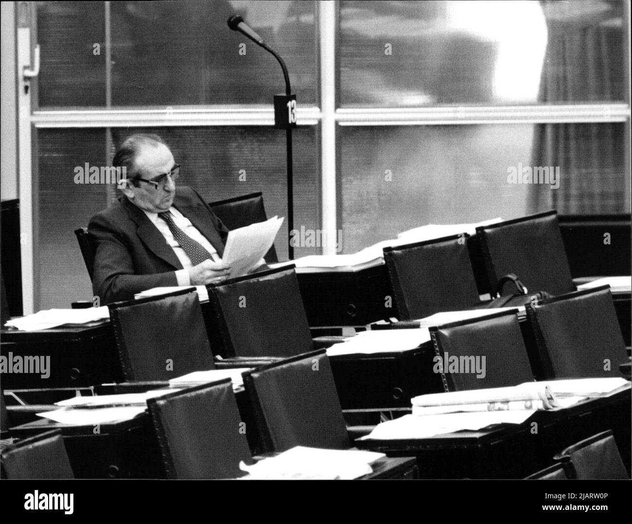 Der Uwe Ronneburger allein sitzend in der FDPFraktion