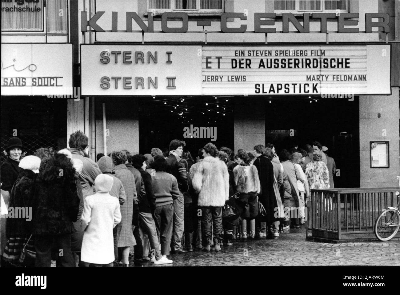 Die Abbildung zeigt eine riesige Warteschlange vor einem Kino in Bonn im Jahr 1983, in dem E.T. - Der Außerirdische gespielt wird. Stock Photo