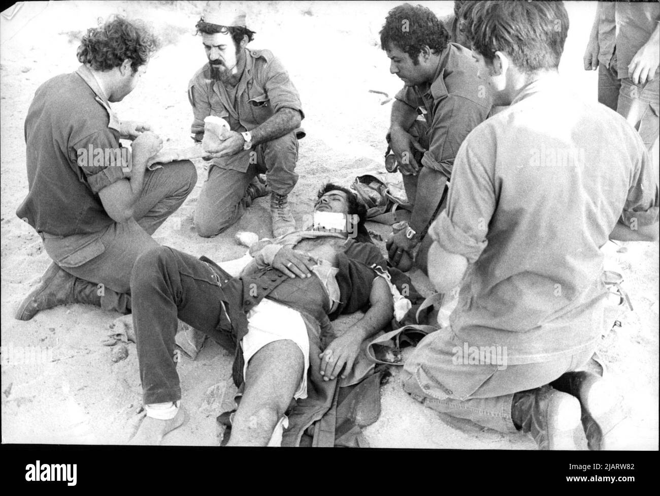 Beim Absturz seiner Maschine zog sich dieser syrische Pilot Knochenbrüche an Armen und Beinen zu. Das Bild zeigt Sanitäter der israelischen Armee bei der ersten Hilfe. Stock Photo