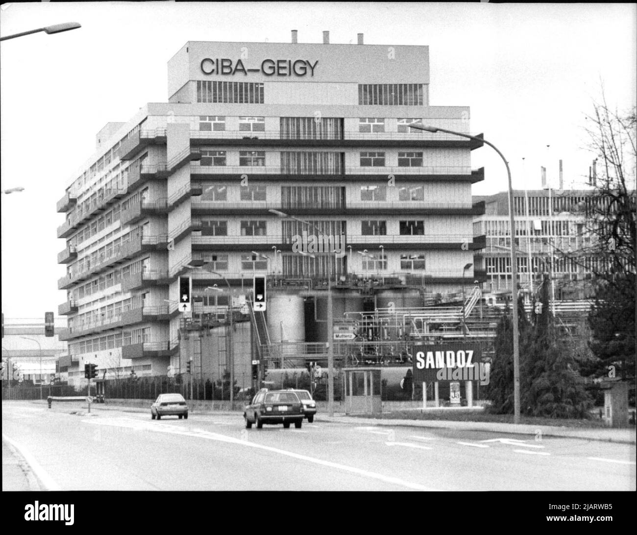 Das Gebäude von Ciba–Geigy in Basel. Der Schweizer Chemiekonzern wurde beschuldigt, als Trittbrettfahrer der Sandoz-Katastrophe, die sich am 1. November 1986 im Industriegebiet „Schweizerhalle“ bei Basel ereignet hat, wissentlich Chemikalien in den Rhein geleitet zu haben. Stock Photo