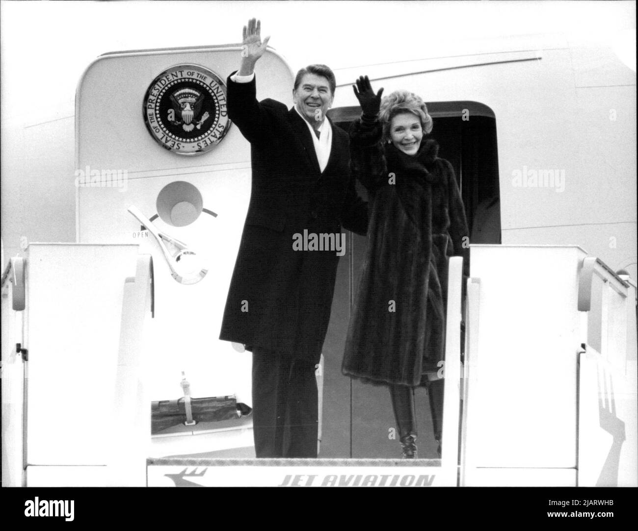 Ronald Reagan und Nancy Reagan bei der Abreise aus Genf, wo sich der US-Präsident mit dem sowjetischen Parteichef Michail Gorbatschow zu einem ersten Meinungsaustausch traf. Stock Photo