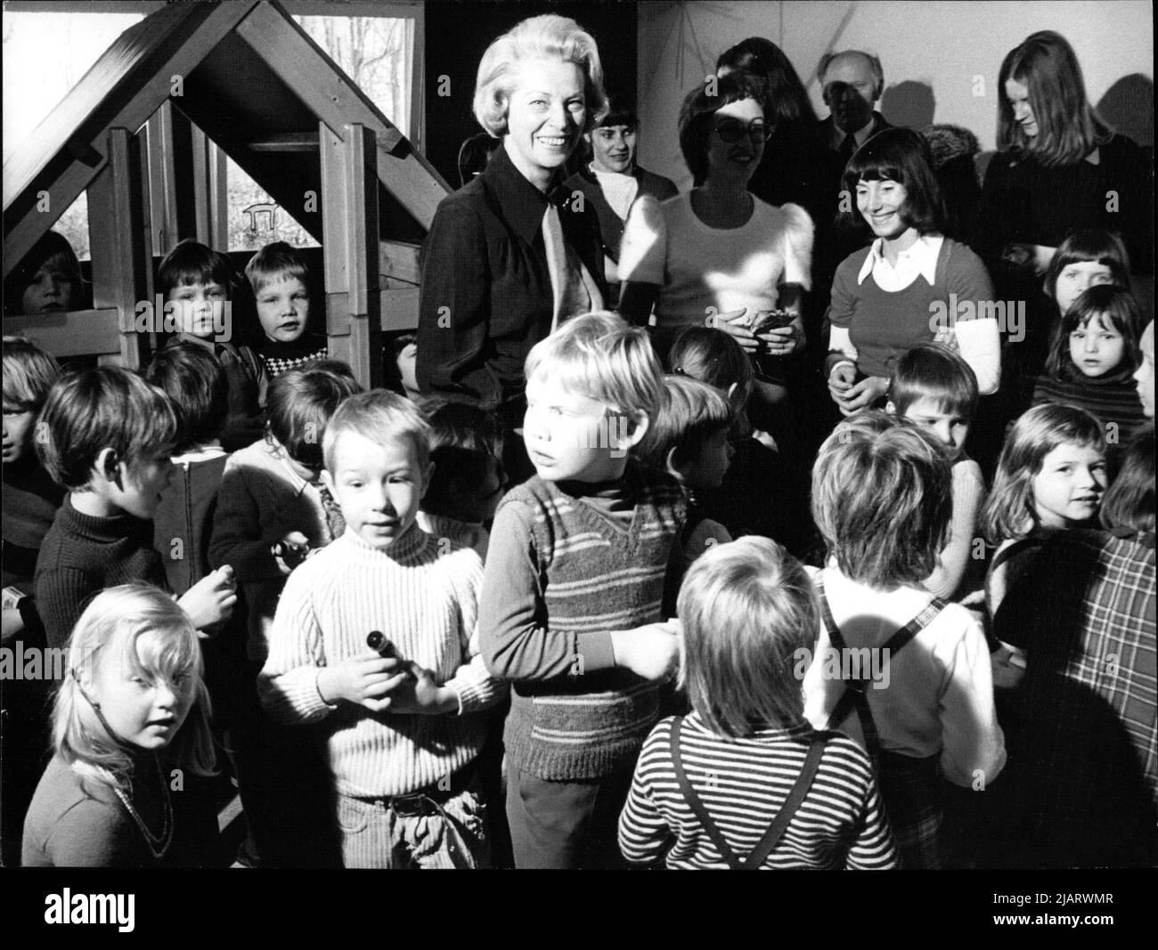 Bundestagspräsidentin Annemarie Renger beim Besuch im Kindergarten des Bundeshauses, die SPD-Politikerin war 1972-1976 Präsidentin des Deutschen Bundestages und somit die erste Frau in diesem Amt. Stock Photo