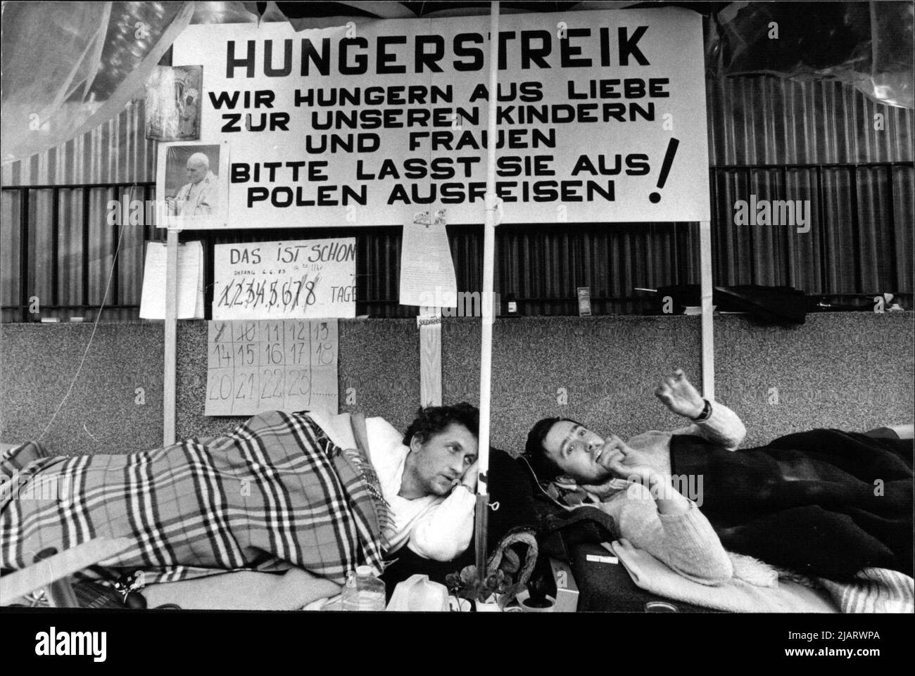 Die Aufnahme zeigt einige Beteiligte des Hungerstreiks vor der polnischen Botschaft in Köln. Stock Photo