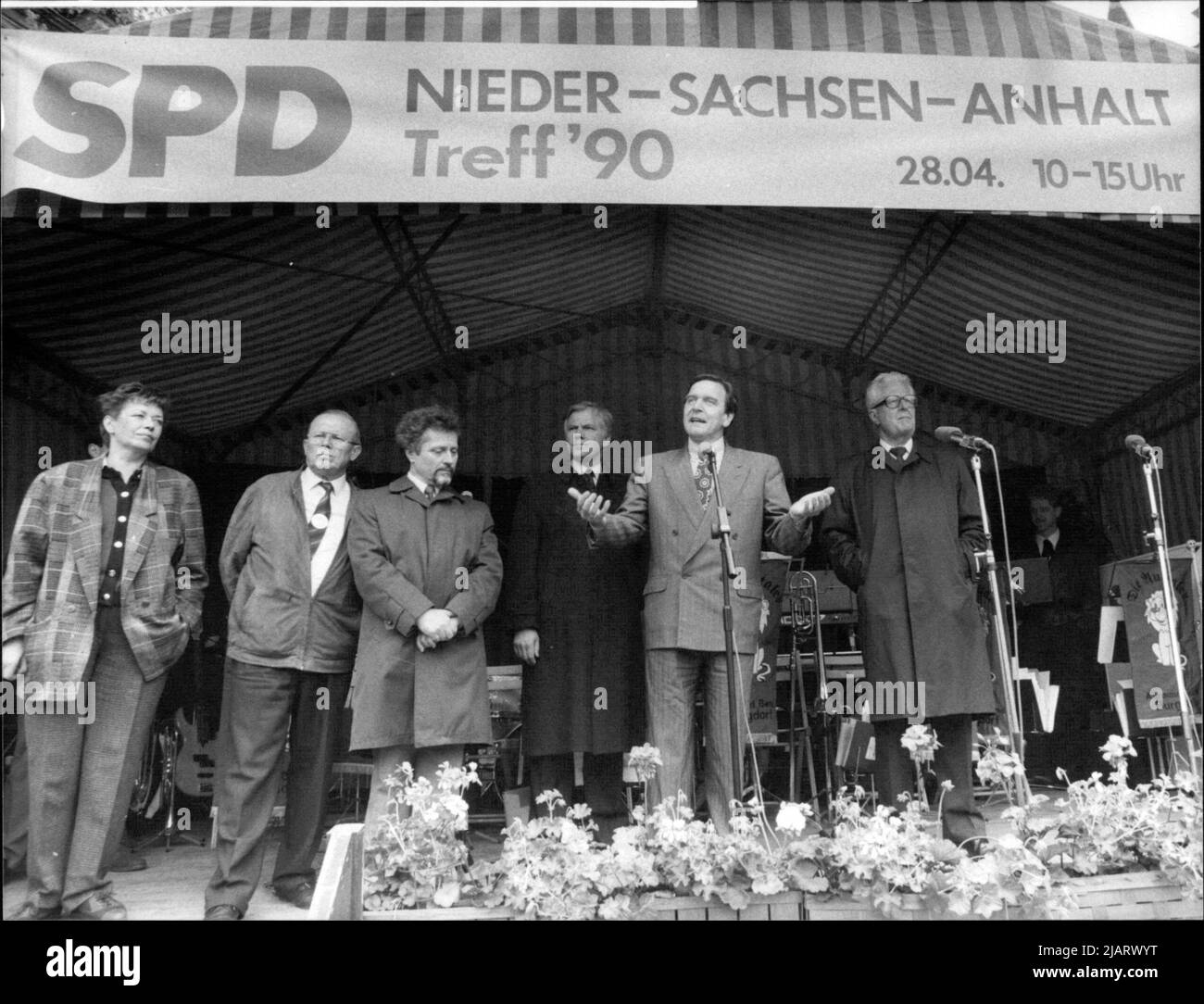 Die Abbildung zeigt den SPD-Spitzenkandidat Gerhard Schröder bei einer Rede zu einer Wahlkampfveranstaltung in Braunschweig im Jahr 1990. Von rechts nach links: Hans-Jochen Vogel, Gerhard Schröder, Gerhard Glogowski und Willi Pohte. Stock Photo