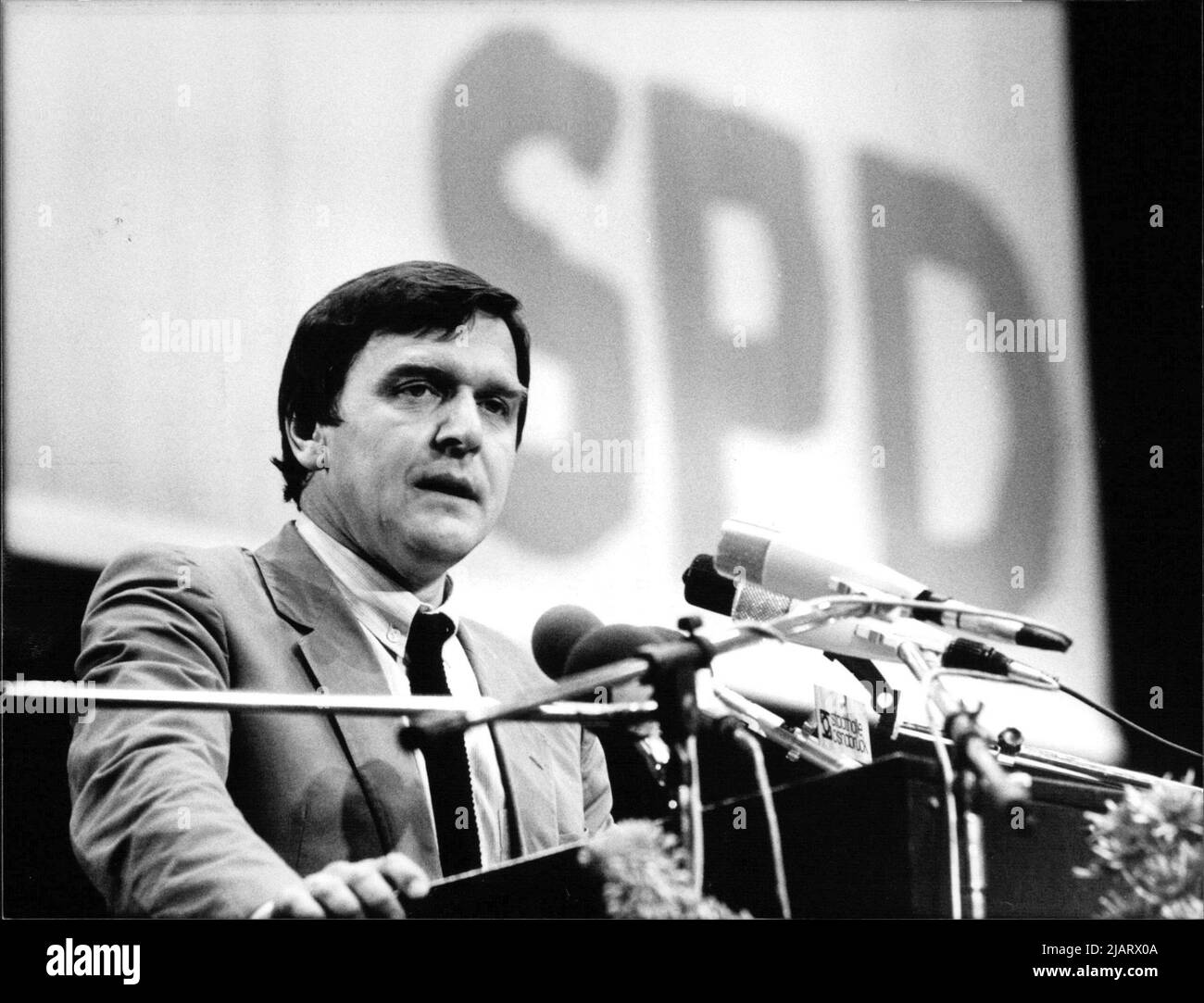 Die Abbildung zeigt den SPD-Spitzenkandidat Gerhard Schröder bei einer Rede auf dem SPD Landesparteitag in Niedersachsen im Jahr 1984. Stock Photo