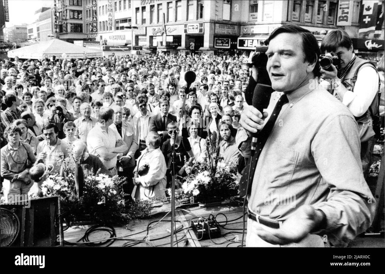 Die Abbildung zeigt den SPD-Spitzenkandidat Gerhard Schröder auf dem Niedersachsenfest in Hannover im Jahr 1986. Hier der Politiker bei einer Rede vor den Menschen. Stock Photo