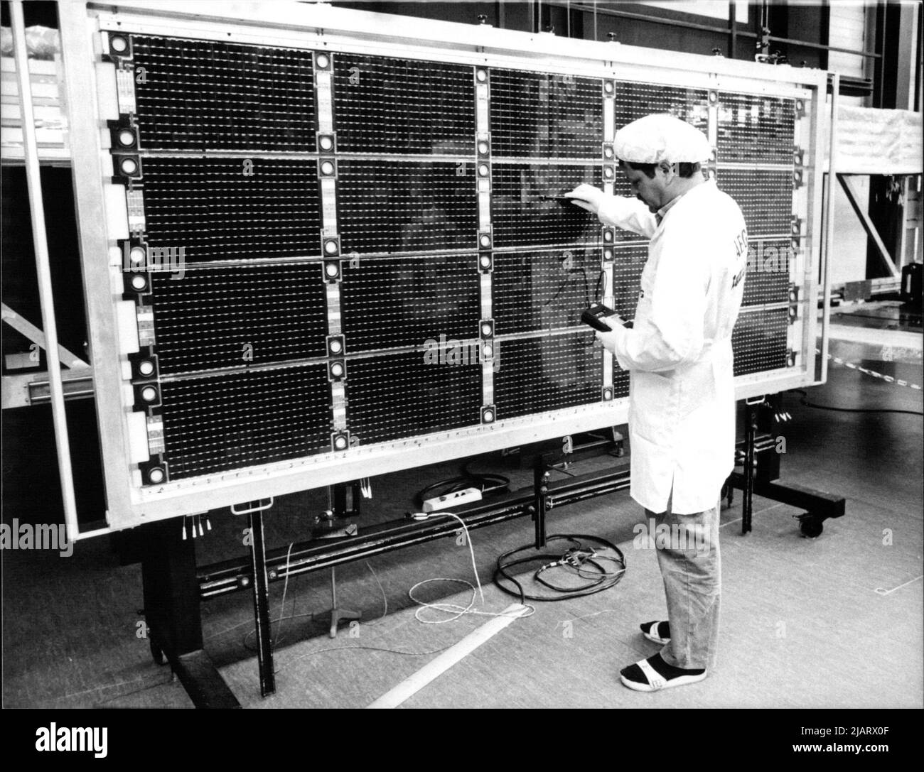 Die Fotografie zeigt die Endkontrolle eines Solargenerators bei AEG in Hamburg. Die einzelnen Zellen sind mit Hilfe einer automatischen Mikro-Schweißeinrichtung zu größeren Einheiten elektrisch verschaltet. Stock Photo