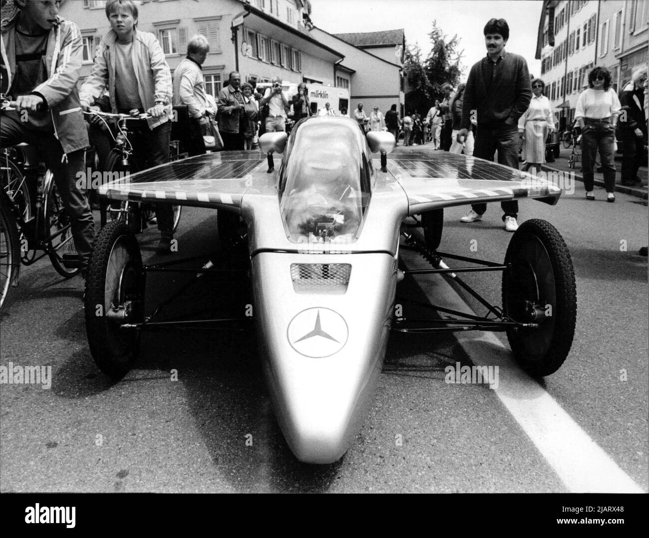 Das Fahrzeug von Mercedes für die Tour de Sol wurde von Lehrlingen gebaut. Stock Photo