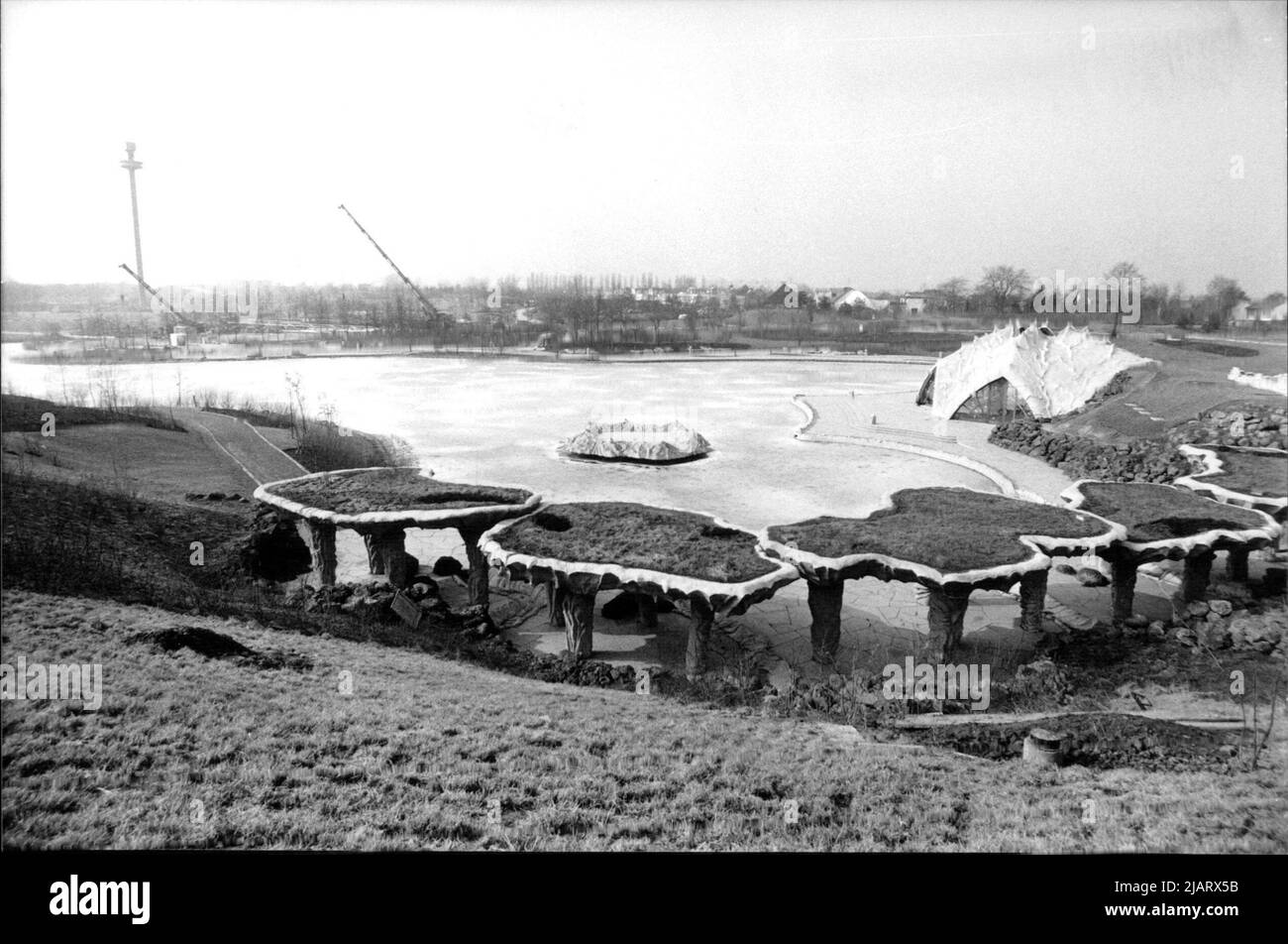 Das Foto zeigt einen Teil des Geländes der Bundesgartenschau 1985 mit einem großen, künstlich angelegten See in Berlin-Britz. Stock Photo