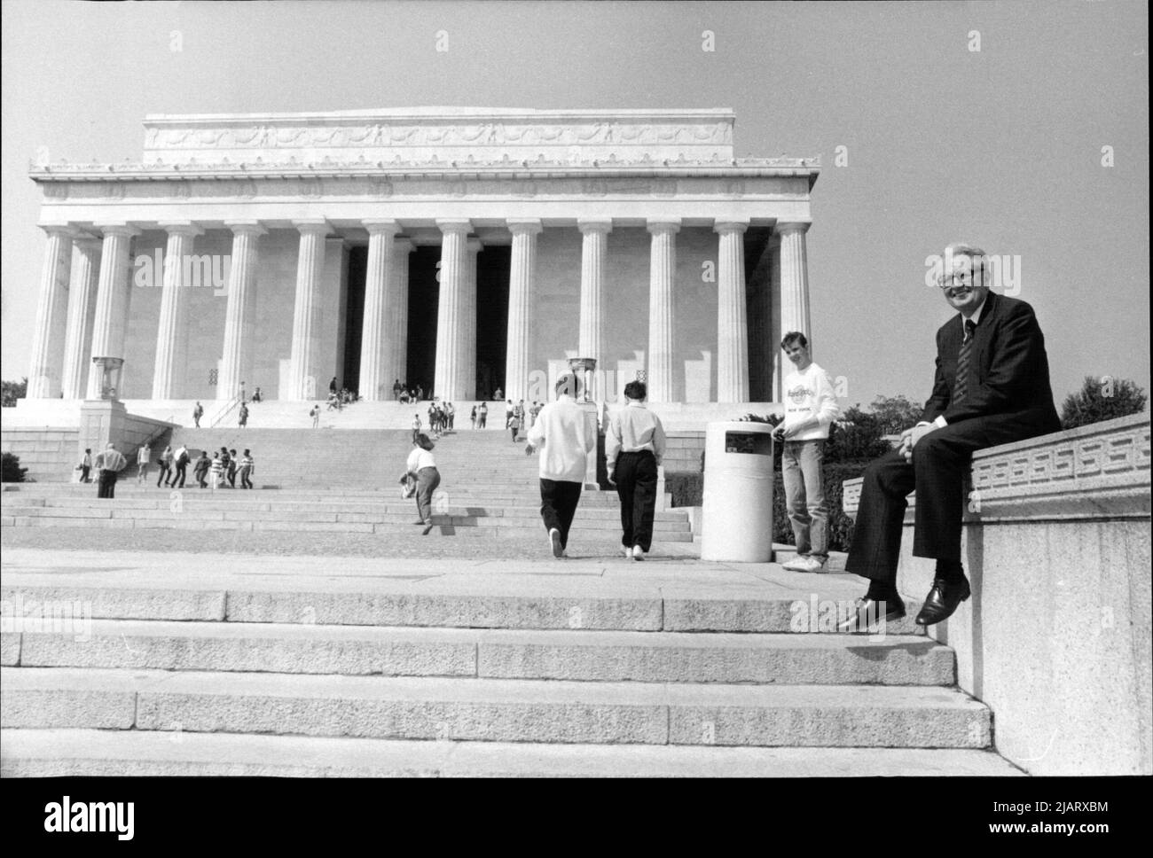 Das Foto zeigt den Parteivorsitzenden der SPD, Hans-Jochen Vogel, vor dem Lincoln Memorial in Washington D.C. Stock Photo