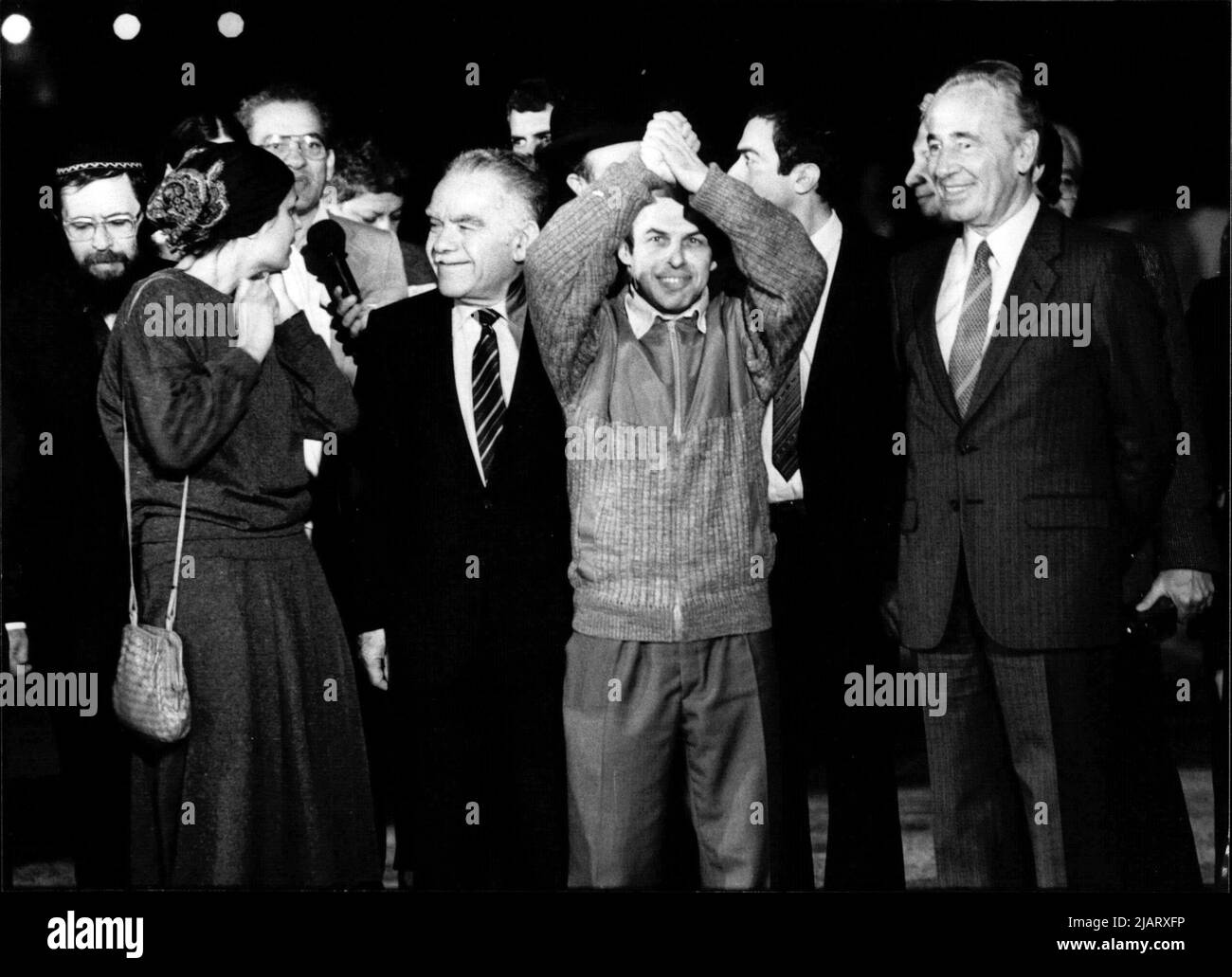 Anatoli Scharansky (Mitte) bei der Ankunft in Israel. Rechts