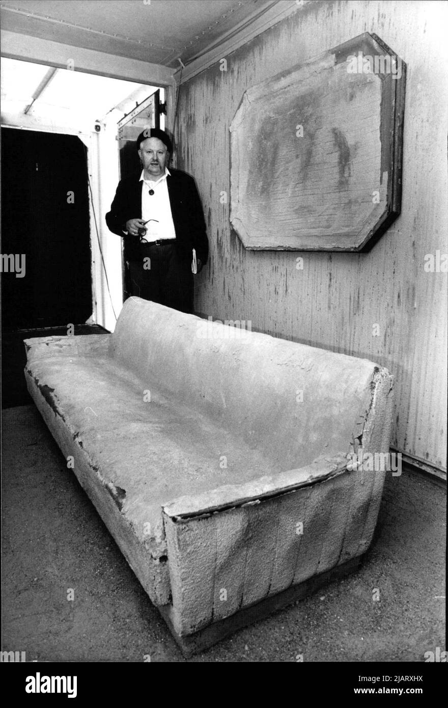 Der Künstler Wolf Vostell im Beton-Wohnzimmer seines Museums auf Rädern. Stock Photo