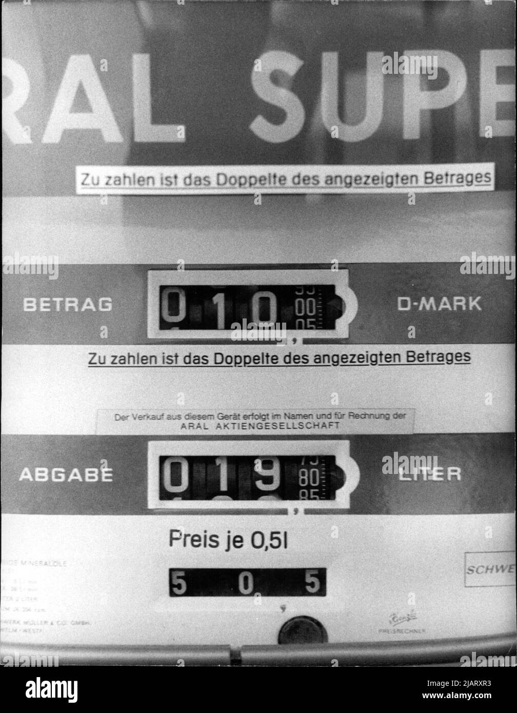 Das Foto zeigt die Anzeige an einer Tanksäule für Abgabe in Liter und Preis in D-Mark bei einer Aral Autobahn-Tankstelle. Stock Photo