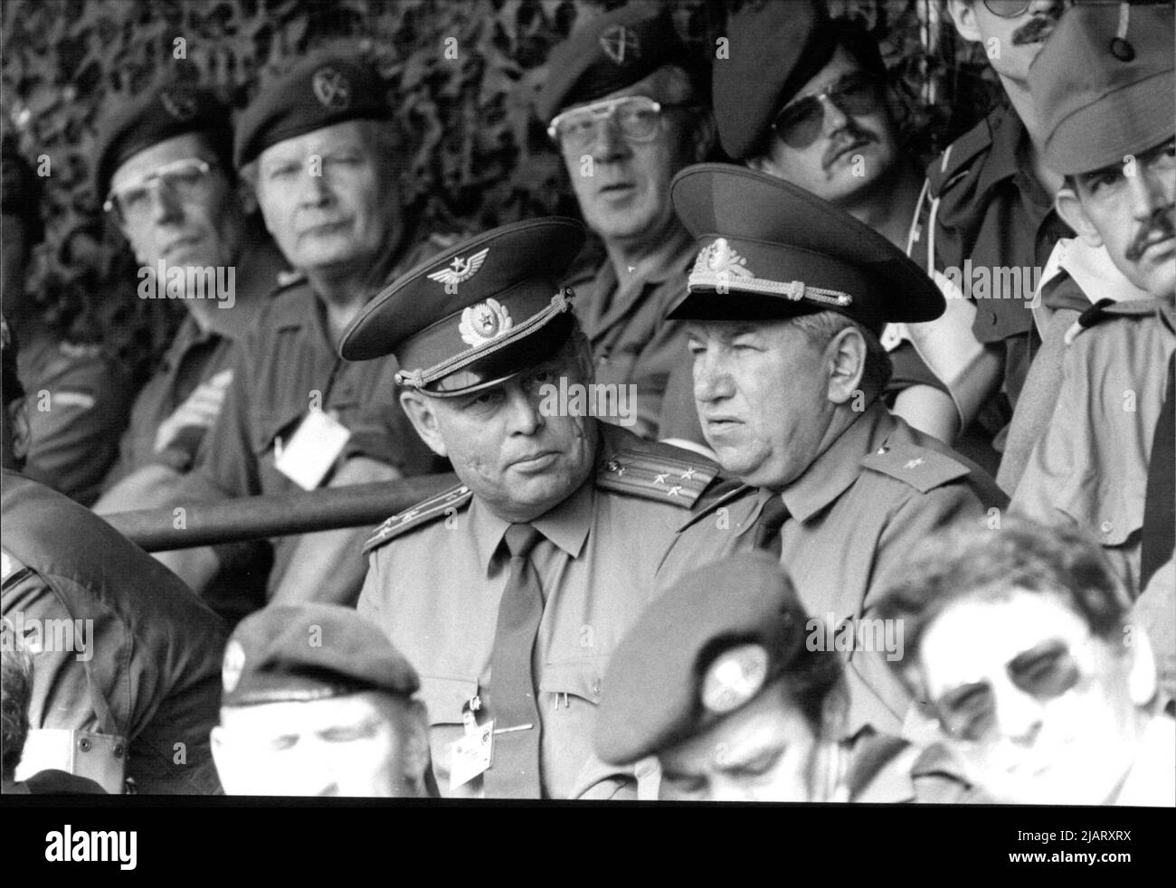 Die Abbildung zeigt sowjetische Beobachter bei einem NATO Manöver im Jahr 1989. Stock Photo