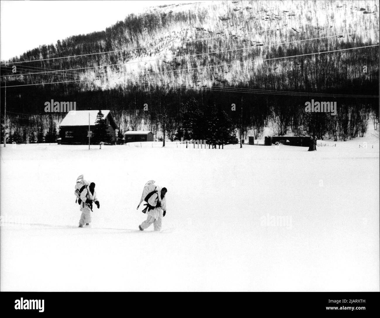 Zwei Soldaten der US-Marines marschieren durch die Winterlandschaft Norwegens im Jahr 1984. Stock Photo