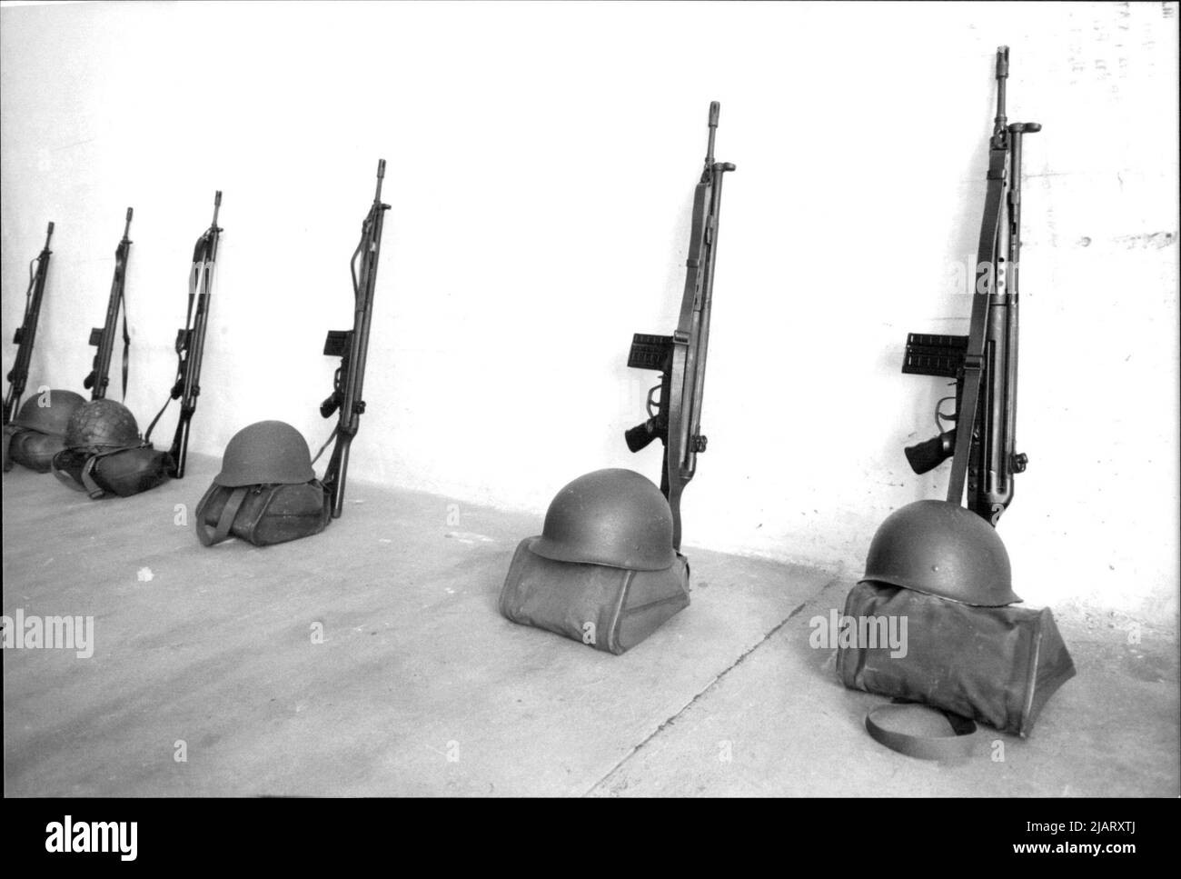 Gefechtshelme, Taschen und Gewehre der Bundeswehr ordentlich aufgereiht. Stock Photo