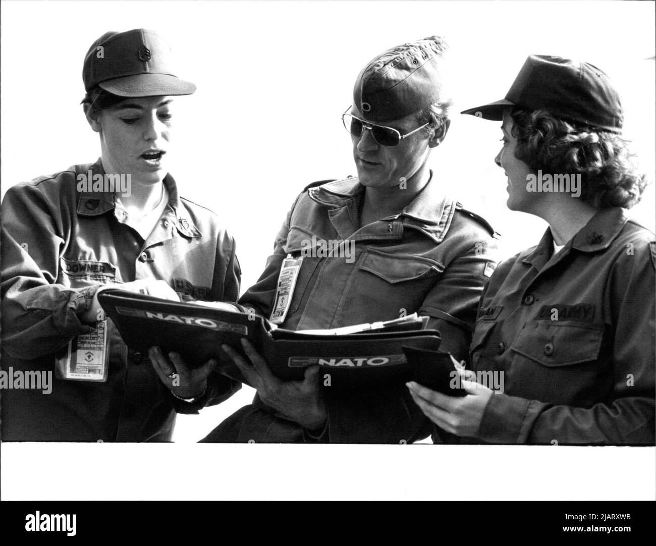 Lagebesprechung: Ein deutscher Offizier mit zwei amerikanischen Kolleginnen beim NATO Manöver Constant Enforcer. Stock Photo