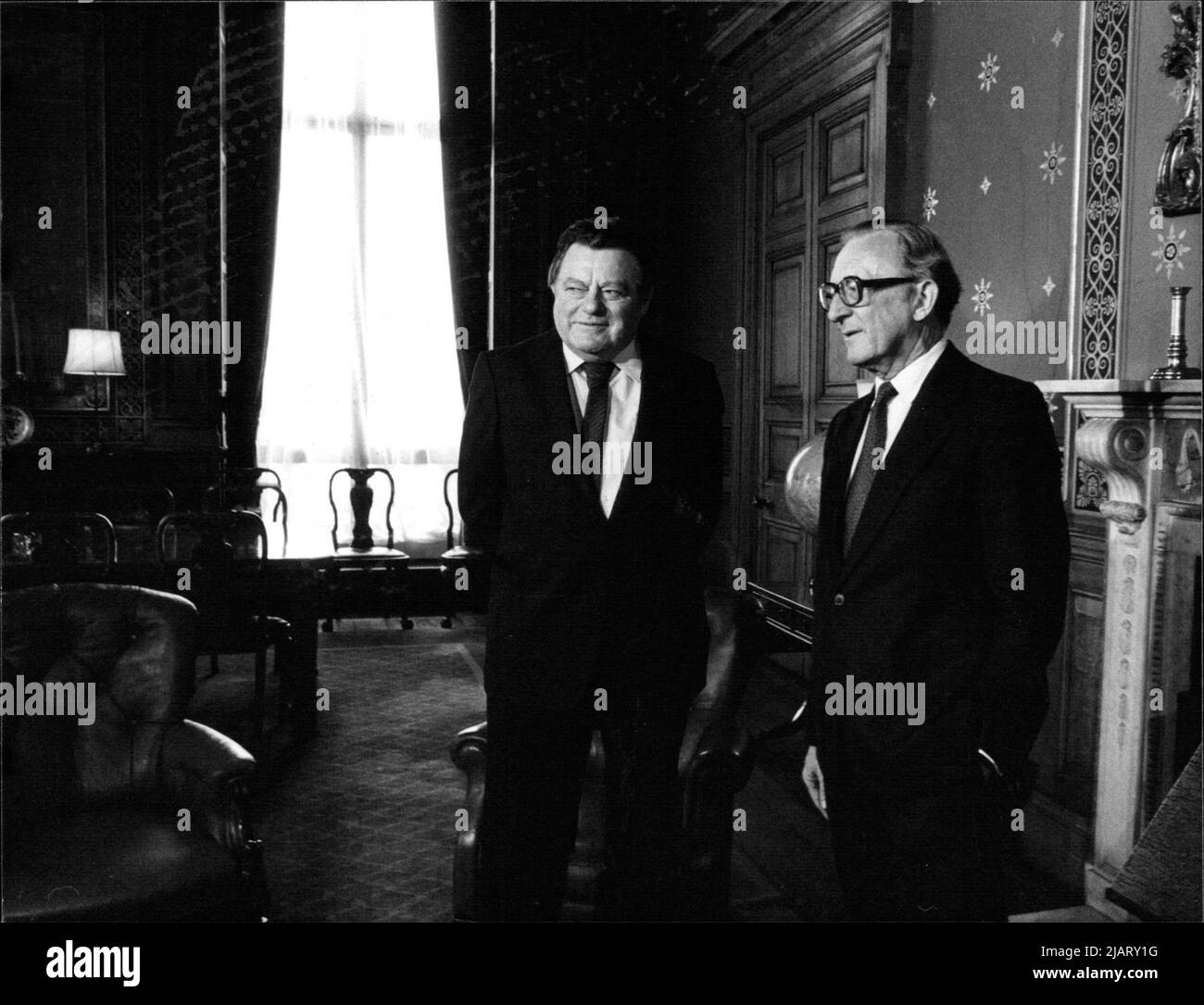 Der CSU-Vorsitzende Franz Josef Strauß im Gespräch mit dem englischen Außenminister Lord Carrington Stock Photo