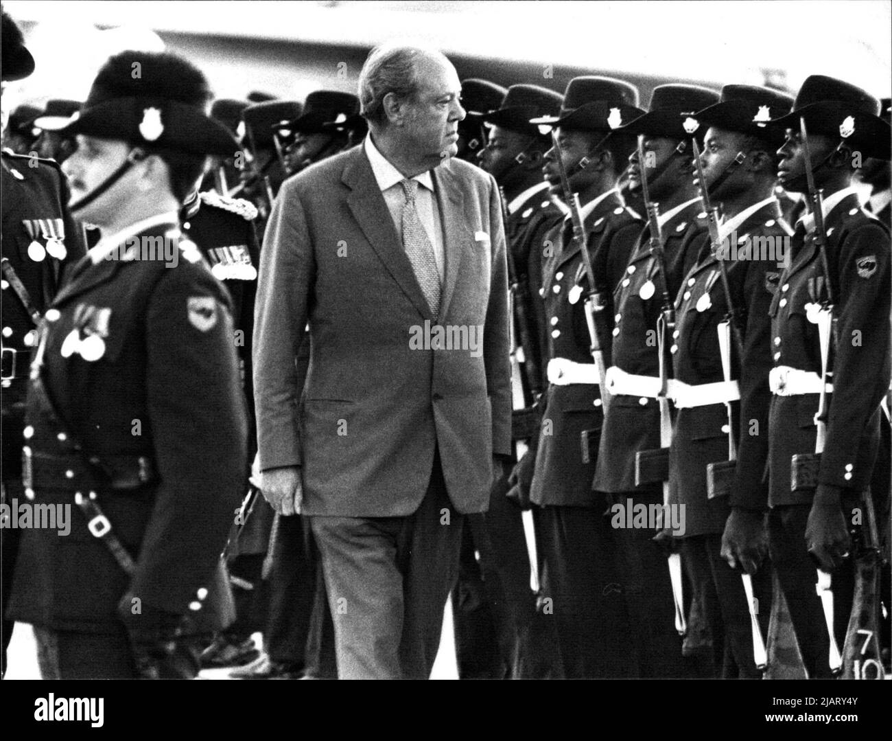 Das Foto zeigt Lord Soames, letzter Gouverneur Rhodesiens, auf dem Flughafen von Salisbury, wo er mit einem militärischem Zeremoniell verabschiedet wird. Stock Photo