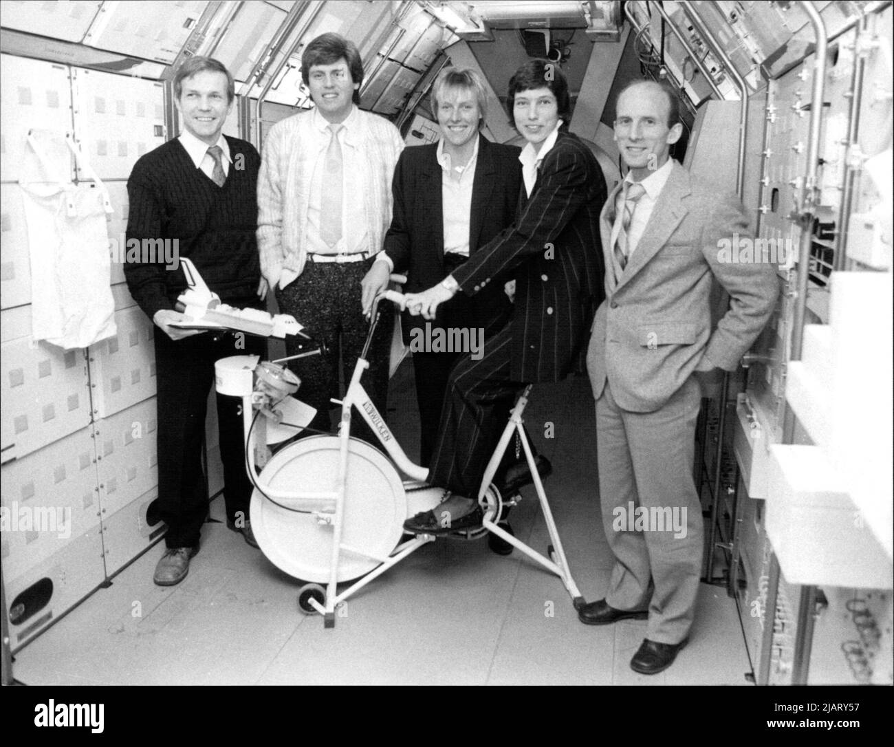 Die Abbildung zeigt deutsche Astronauten in einem Modell des Spacelab in Köln im Jahr 1988. Von links nach rechts: Wilhelm Schlegel, Ulrich Walter, Heike Walpot, Renate Brümmer und Gerhard Thiele. Stock Photo