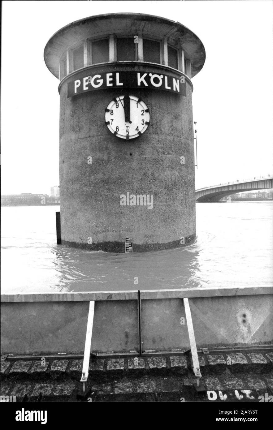 Hochwasserkatastrophe im gesamten Bundesgebiet: Der Wasserpegel in Köln. Nur noch wenige Zentimeter bis zur 10 Meter Marke. Danach wird die Altstadt überschwemmt. Stock Photo