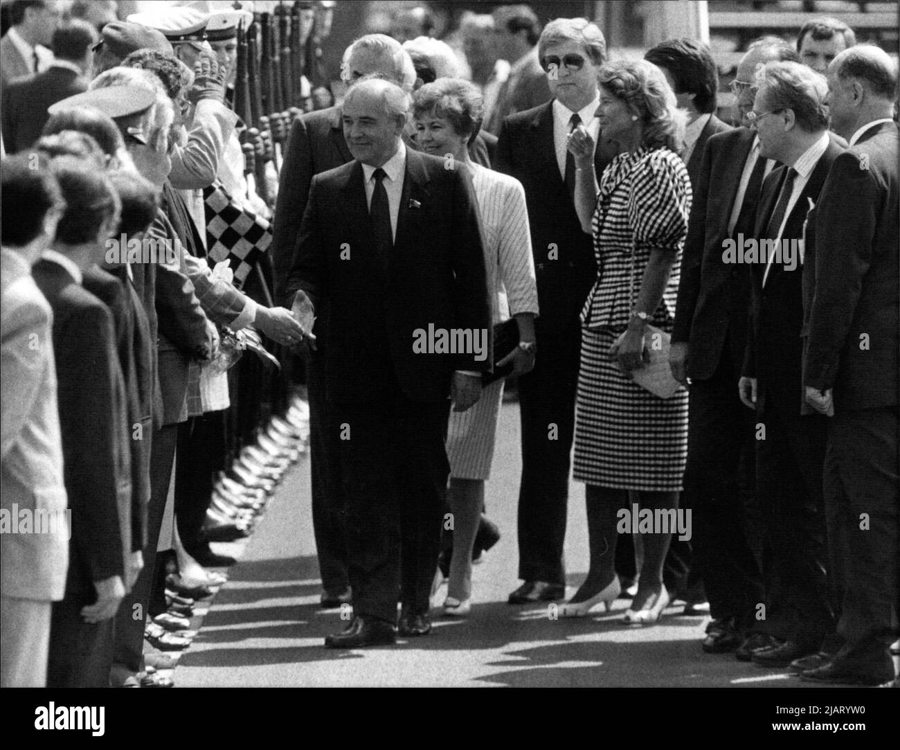 Die Abbildung zeigt den sowjetischen Staats- und Parteichef Michail Gorbatschow mit seiner Frau Raissa bei seiner Ankunft am Köln-Bonn-Flughafen im Jahr 1989. Stock Photo