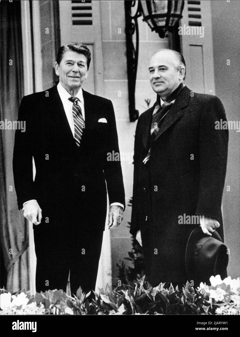 Michail Gorbatschow, Parteichef der KPdSU, und US-Präsident Ronald Reagan treffen sich zu einem ersten Meinungsaustausch in Genf, 1985. Stock Photo