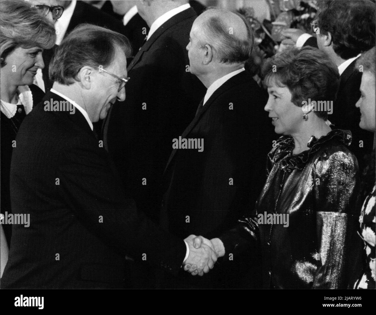 Das Foto zeigt den Ministerpräsidenten von Baden-Württemberg Lothar Späth bei der Begrüßung von Raissa Gorbatschowa in der Godesberger Redoute. In der Bildmitte, der Generalsekretär des Zentralkomitees der Kommunistischen Partei der Sowjetunion, Michail Gorbatschow. Stock Photo