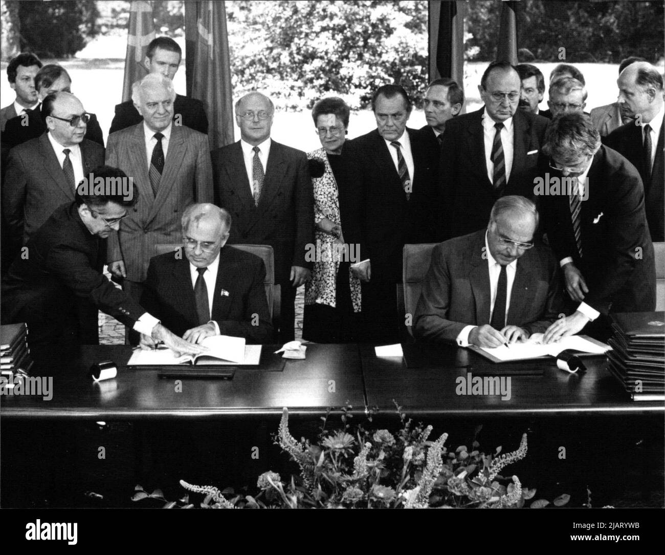 Die Abbildung zeigt den sowjetischen Staatschef Michail Gorbatschow (links) mit Bundeskanzler Helmut Kohl bei Vertragsunterzeichnungen im Bundeskanzleramt im Jahr 1989. Stock Photo