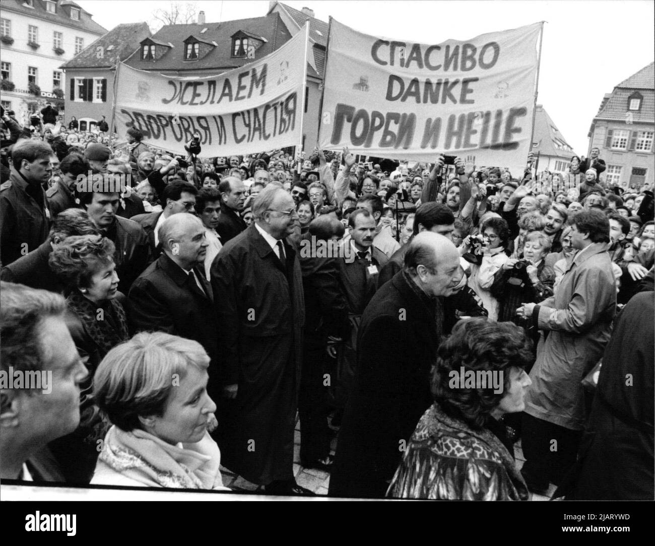 Die Abbildung zeigt den sowjetischen Staatschef Michail Gorbatschow mit Bundeskanzler Helmut Kohl im Jahr 1990 in Speyer, wo sie von begeisterten Bürgern empfangen wurden. Stock Photo