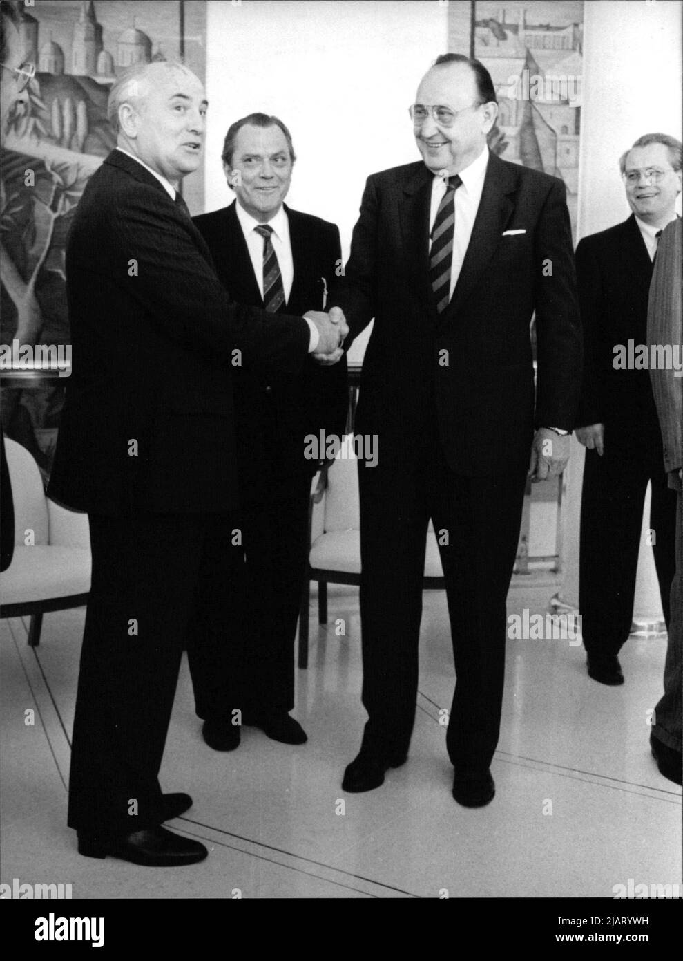 Sowjetischer Präsident Michail Gorbatschow bei seinem Besuch in Bonn: Außenminister Hans-Dietrich Genscher begrüßt ihn im Gästehaus am Venusberg, 1989. Stock Photo