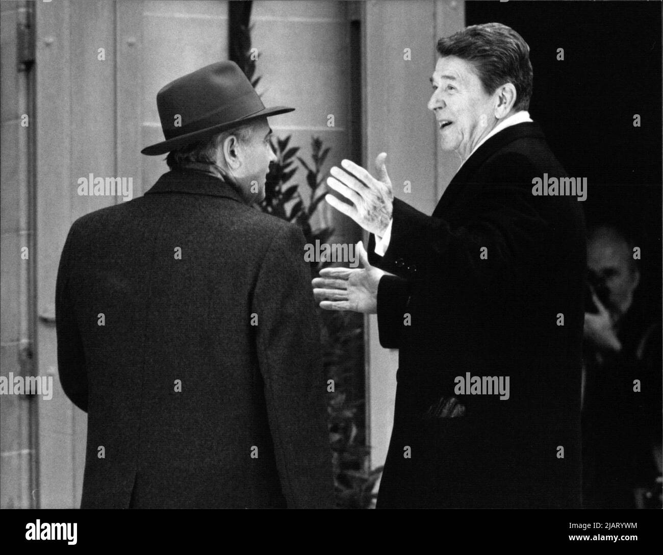 Michail Gorbatschow, Parteichef der KPdSU, und US-Präsident Ronald Reagan treffen sich zu einem ersten Meinungsaustausch in Genf, 1985. Stock Photo