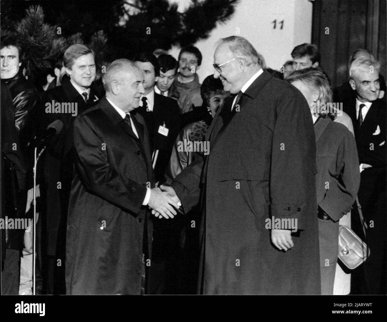 Sowjetischer Präsident Michail Gorbatschow besucht Deutschland: Hier verabschiedet Helmut Kohl Herrn Gorbatschow vor seinem Haus in Oggersheim, 1990. Stock Photo