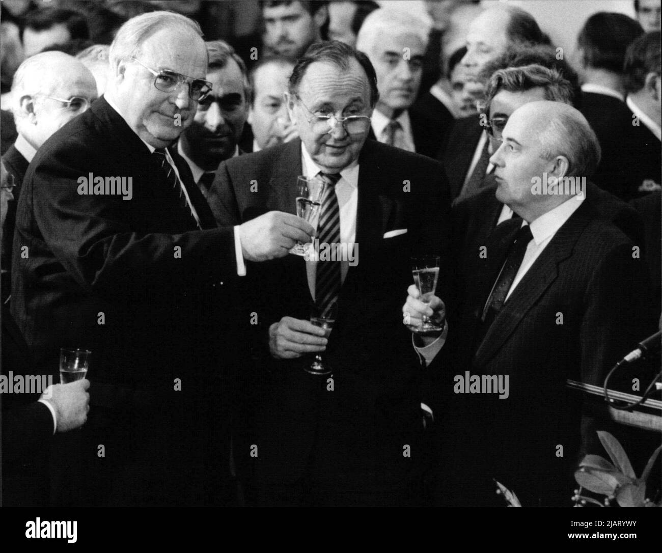 Sowjetischer Präsident Michail Gorbatschow, Bundeskanzler Helmut Kohl und Hans-Dietrich Genscher nach der Unterzeichnung des deutsch-sowjetischen Freundschaftsvertrages, Bonn 1990. Stock Photo